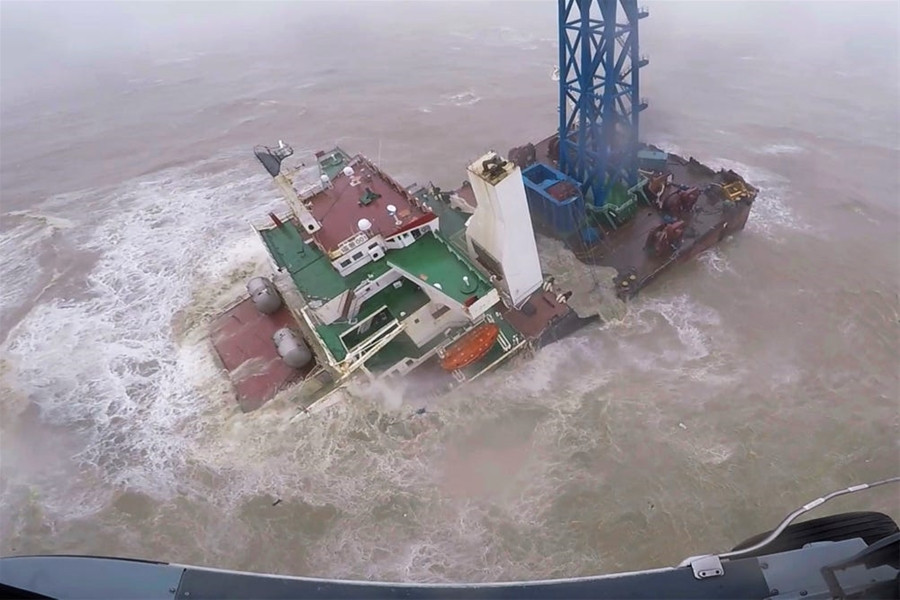 Trung Quốc tìm thấy 12 thi thể trong vụ đắm tàu do bão Chaba 